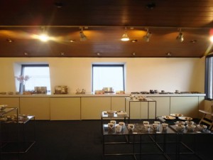 屋根の形が天井に現れていて、真四角の窓にわくわくする屋根裏的なギャラリー