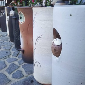 傘立て、水連鉢など大物もずらり。