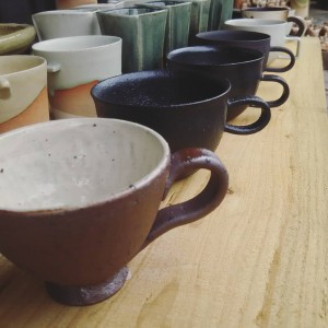 カップの持ち手も様々。試作の跡。