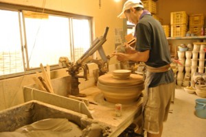 粘土で団子を作って、 回る型に入れ、 内側から手でひきのばし、